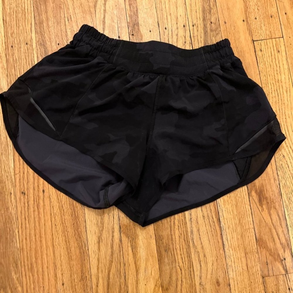 Black Camo Lululemon Hotty Hot Short 2.5" Size 4